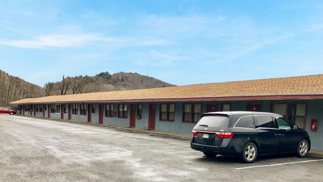 Pleasant Valley Motel West Stockbridge Eksteriør billede